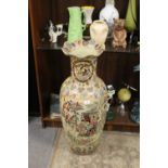A TALL ORIENTAL JAPANESE STYLE FRILL TOP VASE WITH FIGURAL AND FLORAL DETAIL, CHARACTER MARK TO