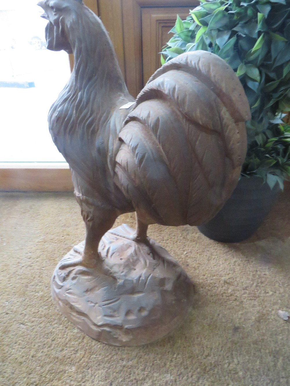 A LARGE CAST METAL FIGURE OF A COCKEREL H-68CM - Image 4 of 5