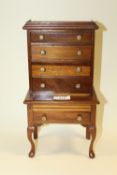 AN OAK APPRENTICE CHEST OF DRAWERS H 32 CM