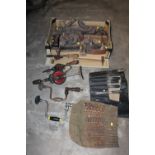 A QUANTITY OF VINTAGE HAND TOOLS TO INCLUDE JACK PLANES, DRILL, MALLET ETC