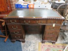 AN EARLY MAHOGANY CHIPPENDALE STYLE TWIN PEDESTAL DESK WITH NINE DRAWERS W-117 CM