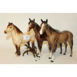 A BESWICK HIGHLAND PONY FIGURE TOGETHER WITH TWO BESWICK HORSES AND A FOAL (4)