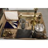 A TRAY OF ASSORTED METALWARE TO INCLUDE TWO BRASS CANDLESTICKS