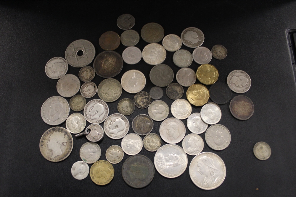 A QUANTITY OF MOSTLY ANTIQUE BRITISH AND WORLD COINS TO INCLUDE VICTORIAN SILVER EXAMPLES