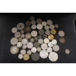 A QUANTITY OF MOSTLY ANTIQUE BRITISH AND WORLD COINS TO INCLUDE VICTORIAN SILVER EXAMPLES