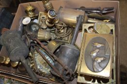 A TRAY OF ASSORTED BRASSWARE TO INC MEAT JACKS, INKWELL, ETC