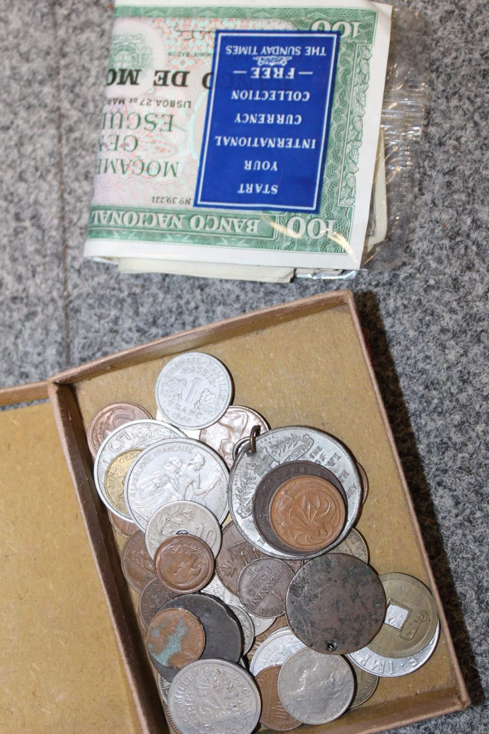 A QUANTITY OF ASSORTED WORLD COINAGE TO INCLUDE VICTORIAN EXAMPLES, COMMEMORATIVE COINS ETC - Image 2 of 4