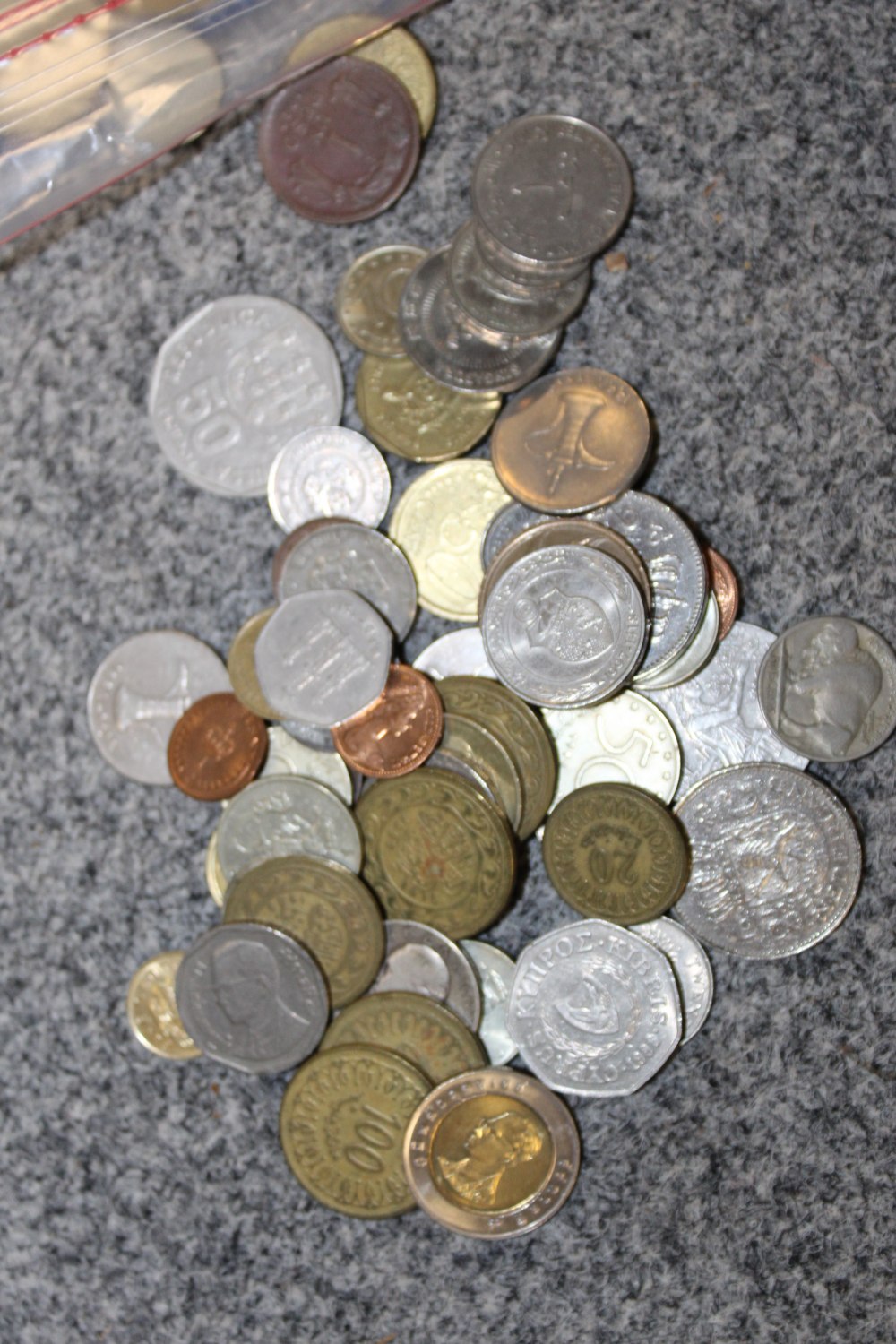 A QUANTITY OF ASSORTED WORLD COINAGE TO INCLUDE VICTORIAN EXAMPLES, COMMEMORATIVE COINS ETC - Image 4 of 4