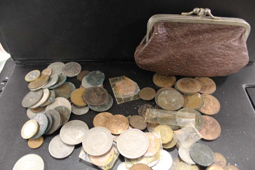 A LARGE QUANTITY OF MOSTLY BRITISH VINTAGE COINAGE TO INCLUDE HALF CROWNS