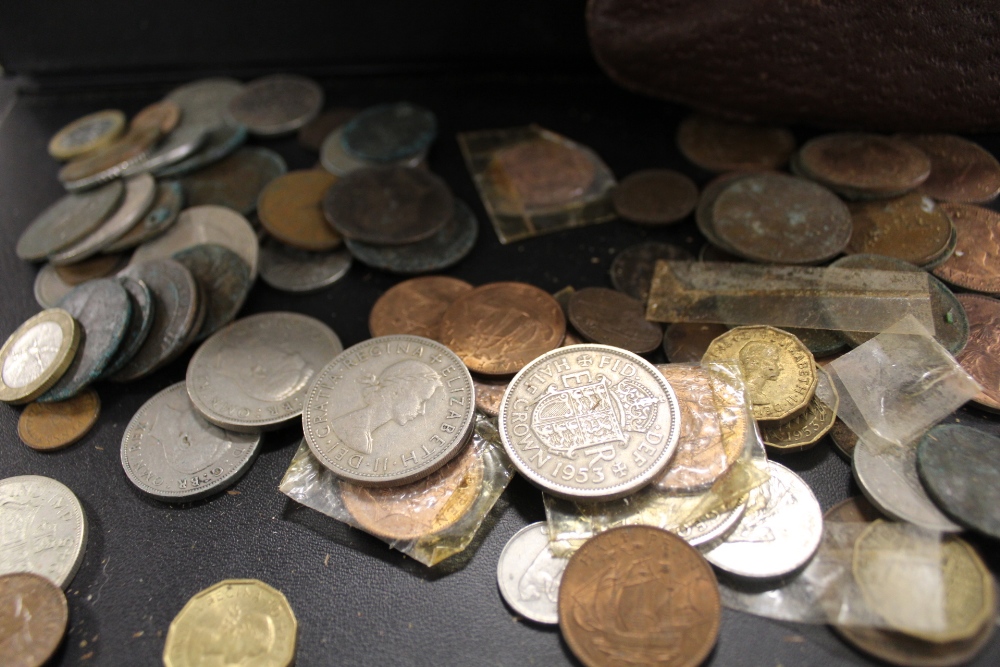 A LARGE QUANTITY OF MOSTLY BRITISH VINTAGE COINAGE TO INCLUDE HALF CROWNS - Image 2 of 5