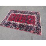 A HAND KNOTTED WOOLLEN RUG, APPROX 190 X 132 CM