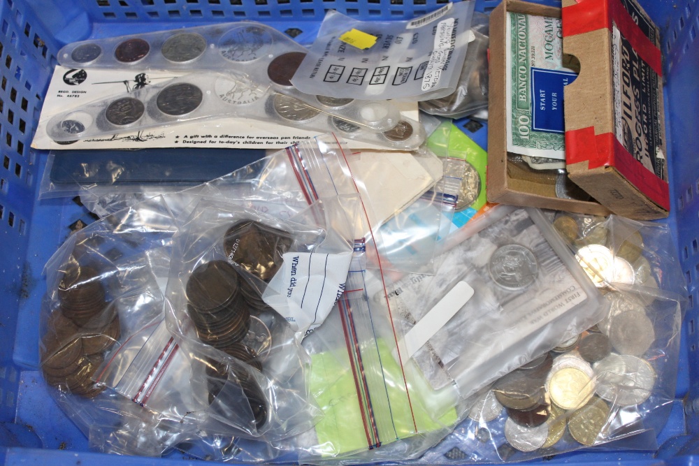A QUANTITY OF ASSORTED WORLD COINAGE TO INCLUDE VICTORIAN EXAMPLES, COMMEMORATIVE COINS ETC