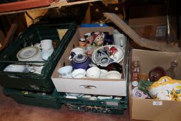 FIVE TRAYS OF ASSORTED CERAMICS AND CHINA TO INCLUDE A DUDSON BROTHERS BLUE DIP TEAPOT (PLASTIC