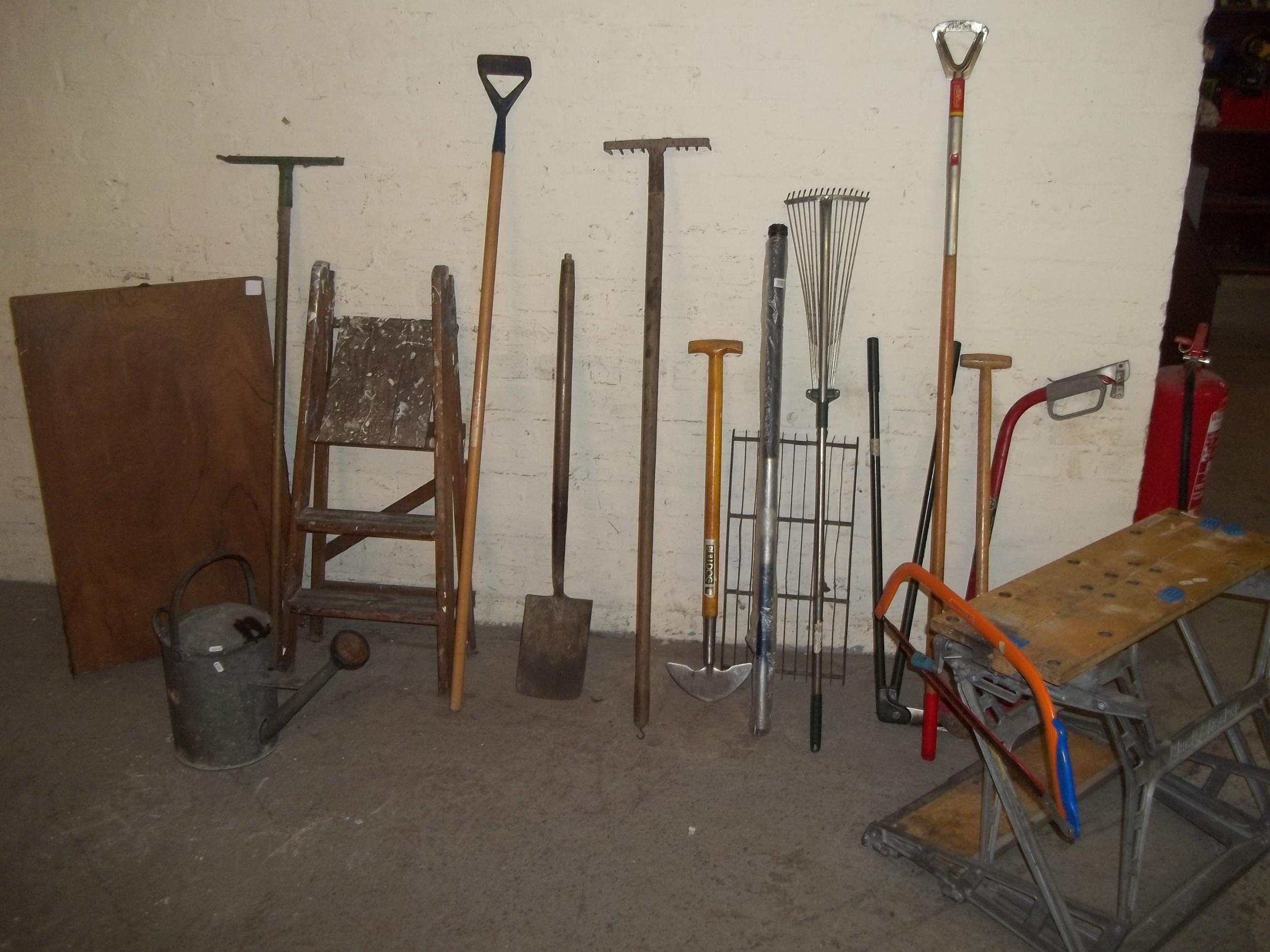 A SELECTION OF GARDEN TOOLS TO INCLUDE A BLACK & DECKER WORKMATE ETC.