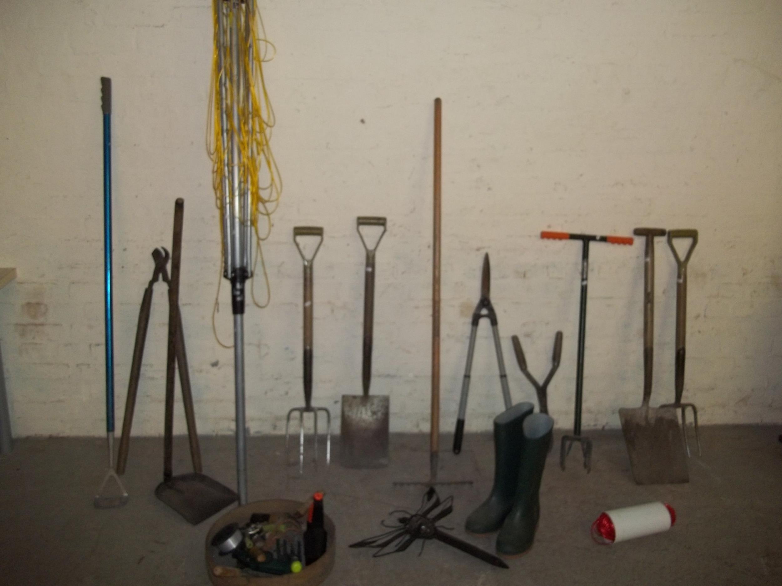 A SELECTION OF GARDEN TOOLS