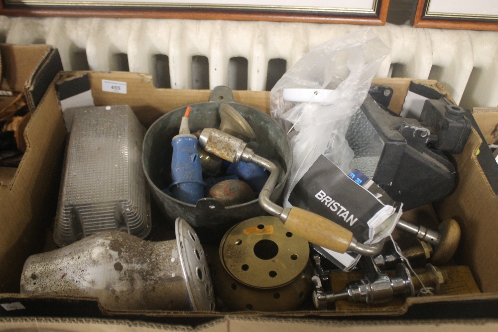 A TRAY OF ASSORTED TOOLS, FLOODLIGHTS, TAPS ETC.
