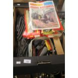 A TRAY CONTAINING OO GAUGE TRAIN TRACK, A QUANTITY OF LOOSE ROLLING STOCK AND SOME BOXED