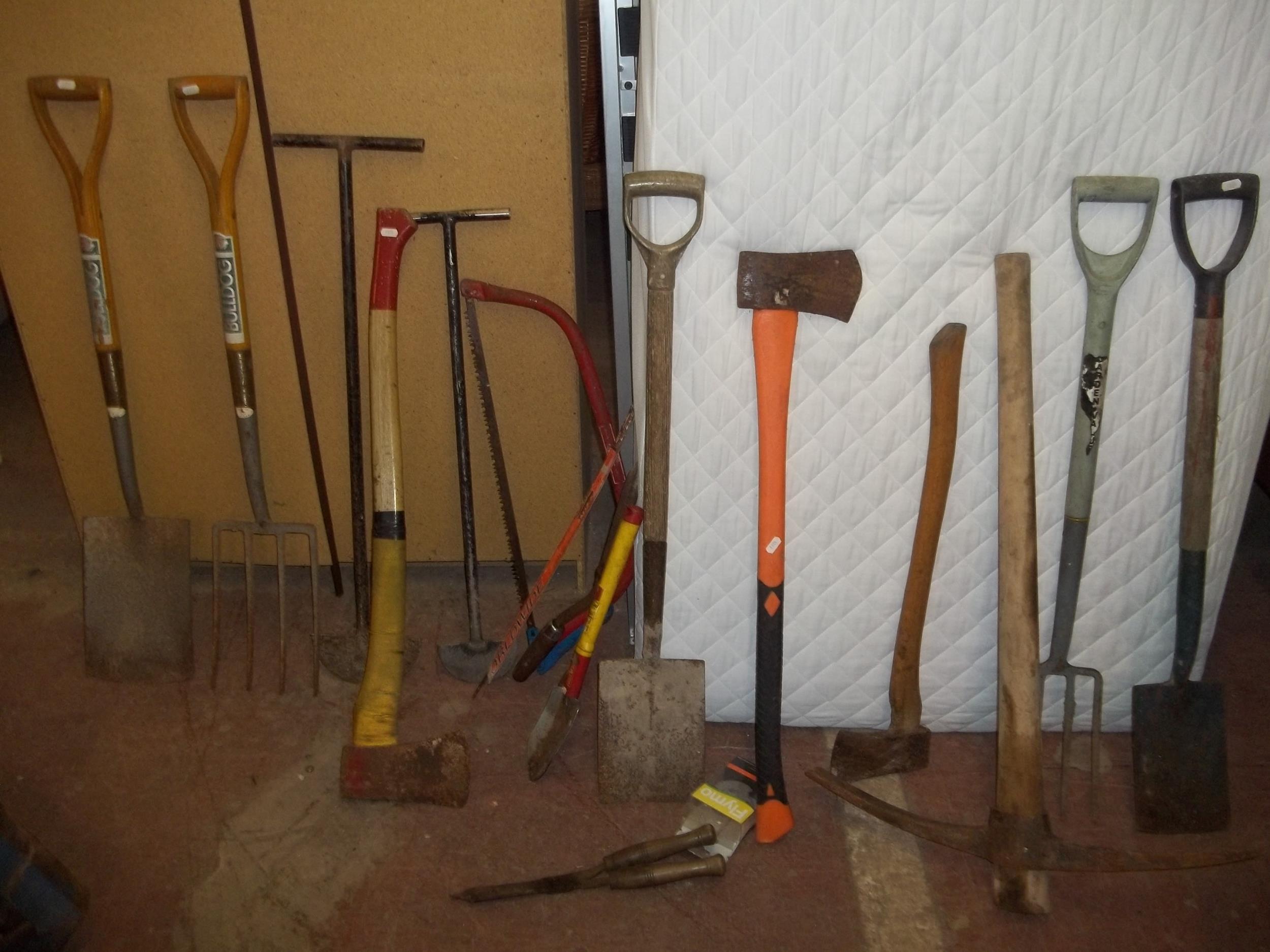 A SELECTION OF GARDEN TOOLS TO INCLUDE A PICK AXE AND AN AXE