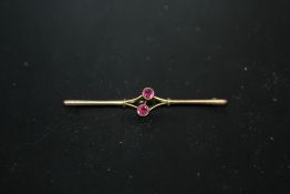 A 9CT GOLD BAR BROOCH SET WITH TWO PINK STONES