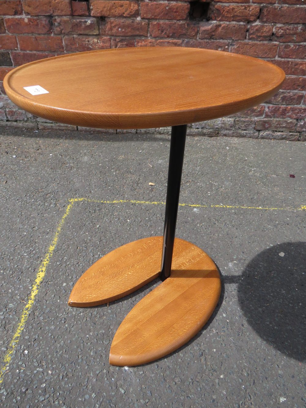 A MODERN LAMP TABLE - Image 4 of 4