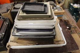 A QUANTITY OF PHOTOGRAPHIC DEVELOPING SOLUTION TRAYS TO INCLUDE ENAMEL EXAMPLES ETC.