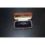 A VICTORIAN 9CT GOLD BAR BROOCH SET WITH A PINK STONE IN FITTED BOX