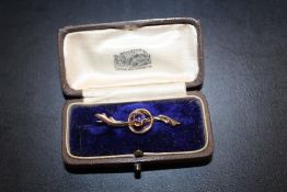 A VICTORIAN 9CT GOLD AND AMETHYST BROOCH IN FITTED CASE