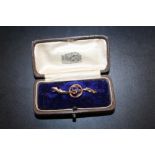 A VICTORIAN 9CT GOLD AND AMETHYST BROOCH IN FITTED CASE