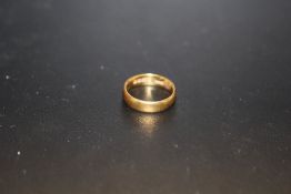 A HALLMARKED 22CT GOLD WEDDING BAND APPROX WEIGHT - 4.3G