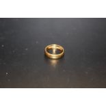 A HALLMARKED 22CT GOLD WEDDING BAND APPROX WEIGHT - 4.3G