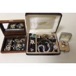 TWO BOXES OF ASSORTED VINTAGE JEWELLERY TO INCLUDE A BROOCH, RINGS ETC.