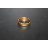 A HALLMARKED 22CT GOLD WEDDING BAND APPROX WEIGHT - 3G