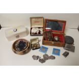 A TRAY OF COLLECTABLES AND COSTUME JEWELLERY TO INCLUDE DECANTER LABELS, BROOCHES ETC.