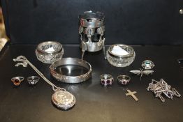 A COLLECTION OF ASSORTED SILVER JEWELLERY ETC. TO INCLUDE A BANGLE, DRESS RINGS, OVAL LOCKET ETC.