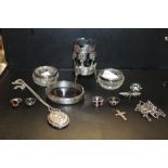 A COLLECTION OF ASSORTED SILVER JEWELLERY ETC. TO INCLUDE A BANGLE, DRESS RINGS, OVAL LOCKET ETC.