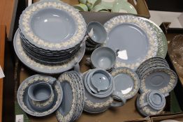 A TRAY OF WEDGWOOD QUEENSWARE CHINA TO INCLUDE A TEAPOT, COMPORT, BOWLS, PLATES ETC.