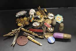 A BAG OF COLLECTABLES TO INCLUDE BROOCHES, THIMBLES PIN BADGES ETC.