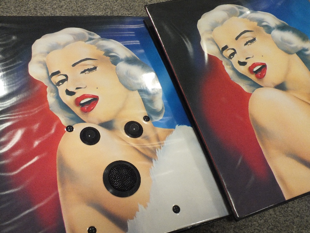 A BOX OF MARILYN MONROE FOLDERS, PHOTOGRAPH ALBUMS AND PUZZLES ETC. - Image 2 of 6