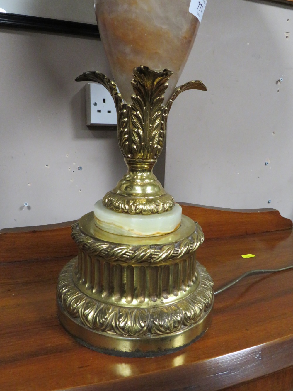 A LARGE MARBLE AND GILT CLASSICAL TABLE LAMP & SHADE - LAMP H 59 CM - Image 2 of 4
