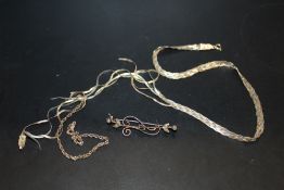 A COLLECTION OF 9 CARAT GOLD JEWELLERY TO INCLUDE A TRI GOLD NECKLACE - ALL WITH DAMAGES APPROX