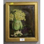 A GILT FRAMED OIL ON BOARD STILL LIFE STUDY OF FLOWERS IN A VASE 27CM X 21CM