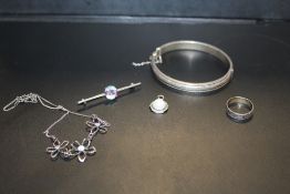 A BAG OF SILVER JEWELLERY TO INCLUDE A BANGLE, BROOCH ETC.