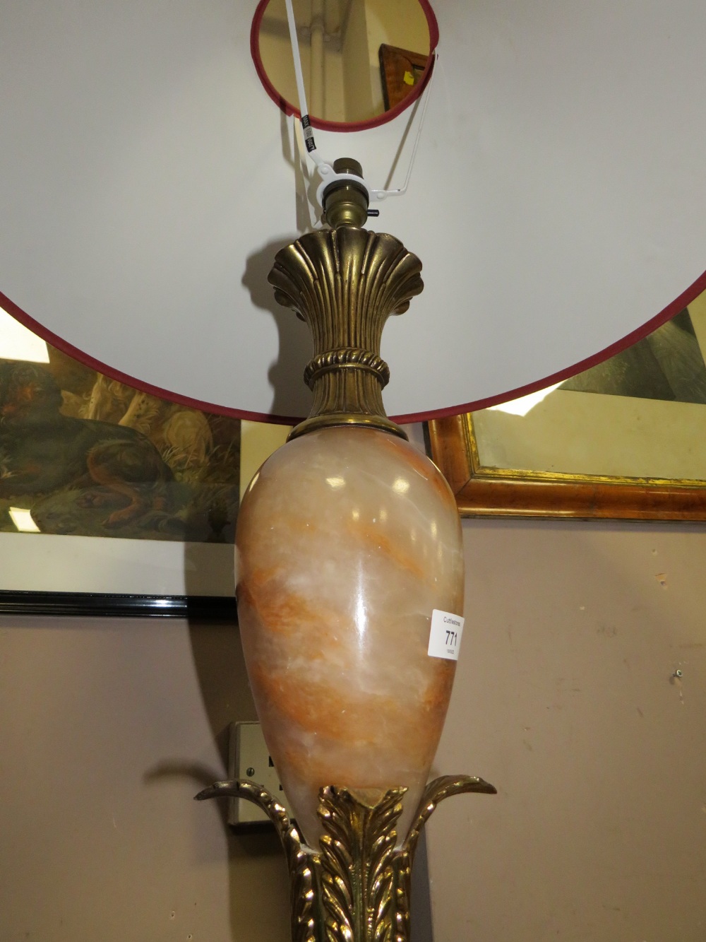 A LARGE MARBLE AND GILT CLASSICAL TABLE LAMP & SHADE - LAMP H 59 CM - Image 3 of 4