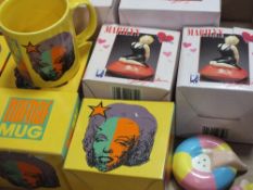 A TRAY OF MARILYN MONROE RELATED CERAMICS TO INCLUDE MUGS, PEPPERETTES ETC.