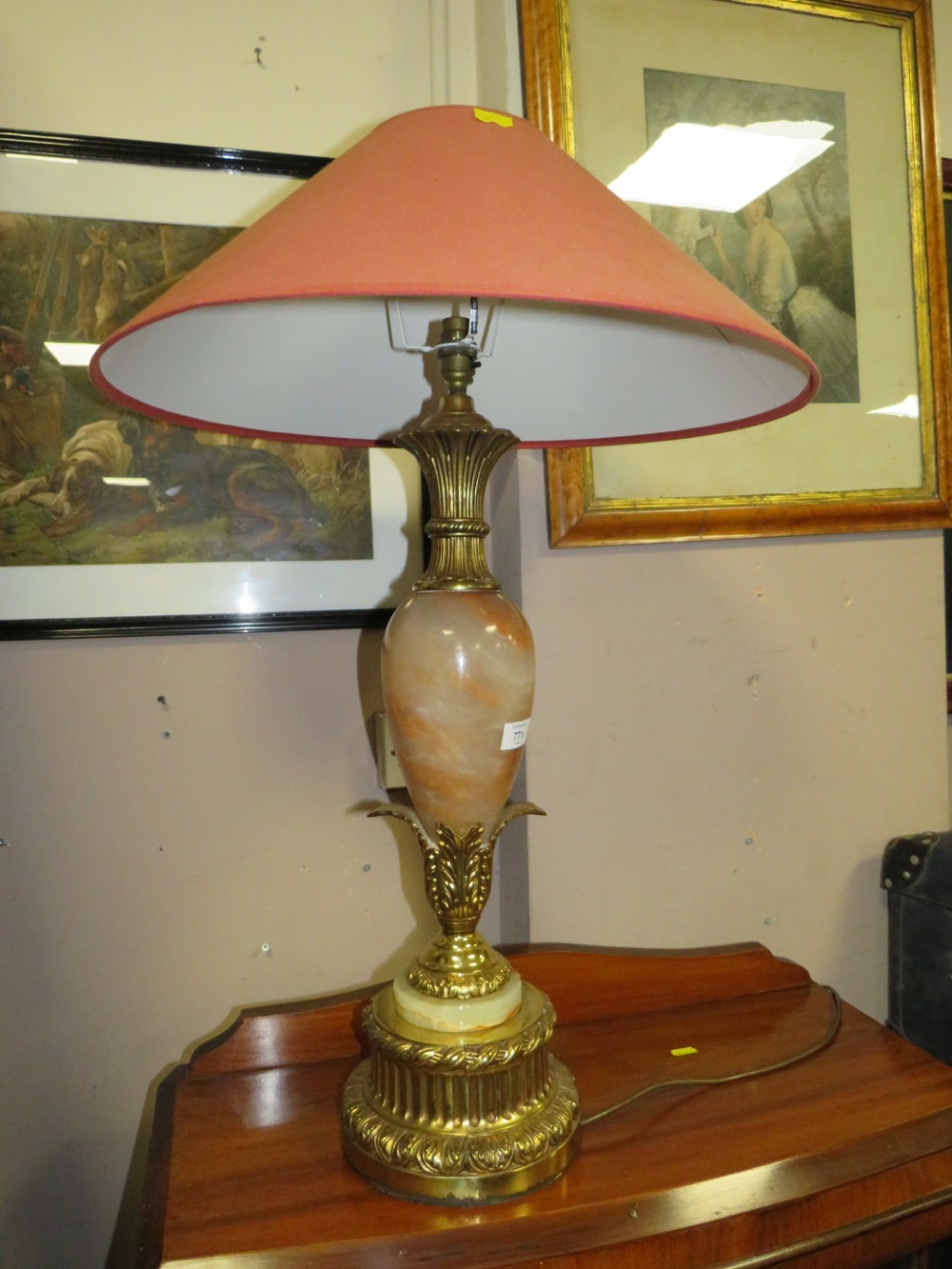 A LARGE MARBLE AND GILT CLASSICAL TABLE LAMP & SHADE - LAMP H 59 CM - Image 4 of 4