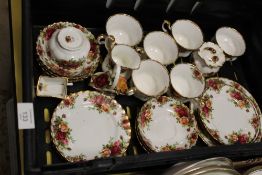 A TRAY OF ROYAL ALBERT OLD COUNTRY ROSES CHINA TO INCLUDE TRIOS
