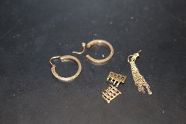 A PAIR OF 9CT GOLD EARRINGS A/F ETC.