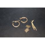 A PAIR OF 9CT GOLD EARRINGS A/F ETC.