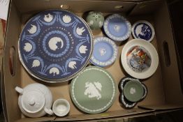 A TRAY OF WEDGWOOD CERAMICS AND JASPERWARE TO INCLUDE A TRI COLOUR 1969 CABINET PLATE