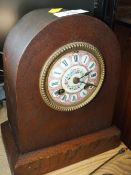 A VINTAGE OAK DOMED TOPPED MANTLE CLOCK WITH ENAMEL DIAL - H 22 CM